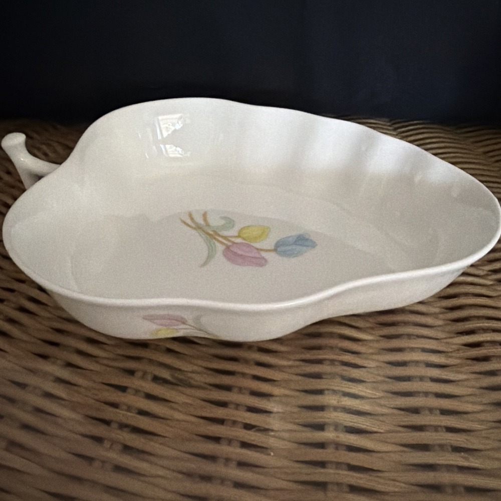 Chojyu Ceramic Bone China Japan Handled Leaf Shape Bowls